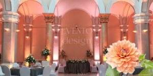 Vjenčanja u Mimari Zagreb Elegantno vjenčanje s velikim cvjetnim aranžmanom.